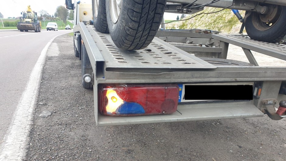 Policjanci zatrzymali dwie lawety. Kierowca załatwił sprawę młotkiem
