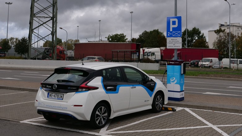 Pierwsza w Polsce stacja ładowania aut elektrycznych zainstalowana na słupie oświetleniowym