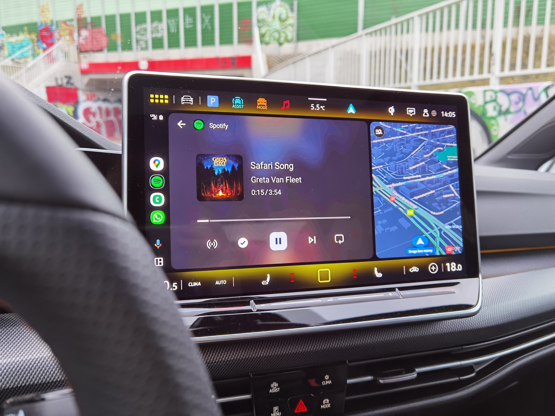 Android Auto to platforma dla samochodów, dlatego musi dbać o bezpieczeństwo podczas jazdy. Odtwarzanie muzyki jest możliwe, ale obraz jest niedopuszczalny