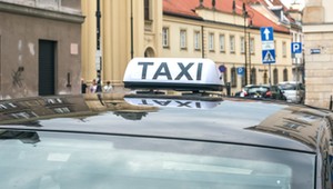 Ubyło taksówek, bo ich kierowcy nie mogą jeździć bez polskiego prawa jazdy. Słusznie, że nie mogą?