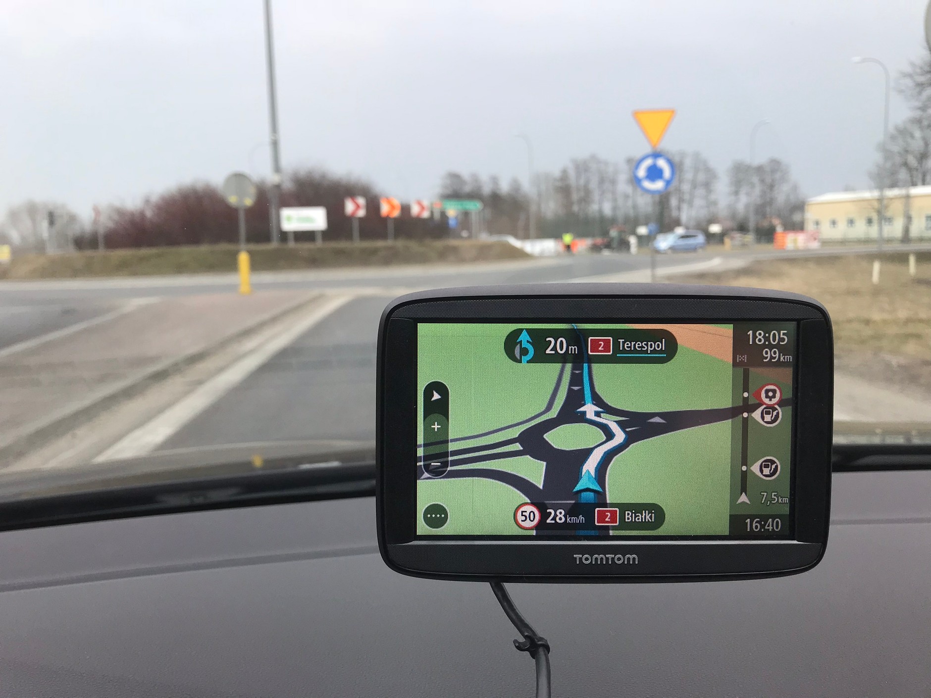 TomTom Start 52 - przydaje się pasek z boku z informacjami o stacjach paliw