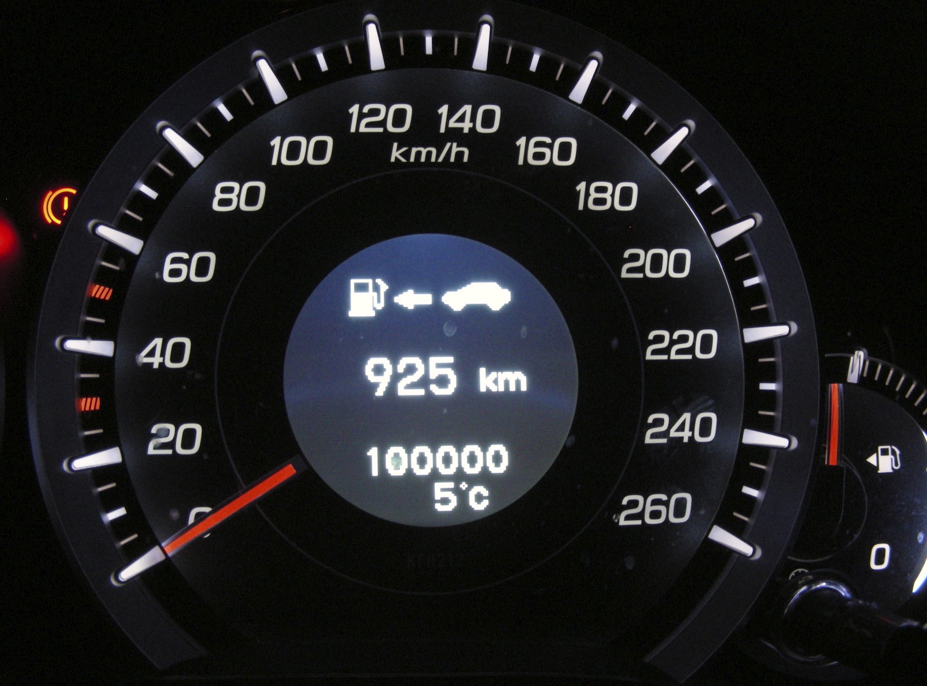 LIczniki używanych aut oferowanych w Polsce obecnie najczęściej cofa się jeszcze przed pierwszą rejestracją