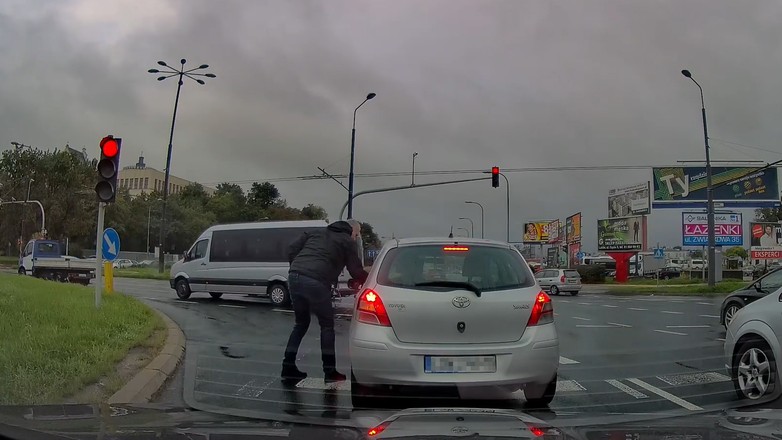Wyrzuciła niedopałek papierosa, podniósł go inny kierowca