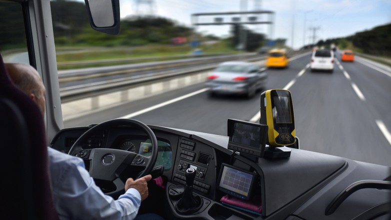 Chociaż zarobki kierowców autokarów sięgają 7-8 tys. zł, to na rynku brakuje ok. 50 tys. kierowców