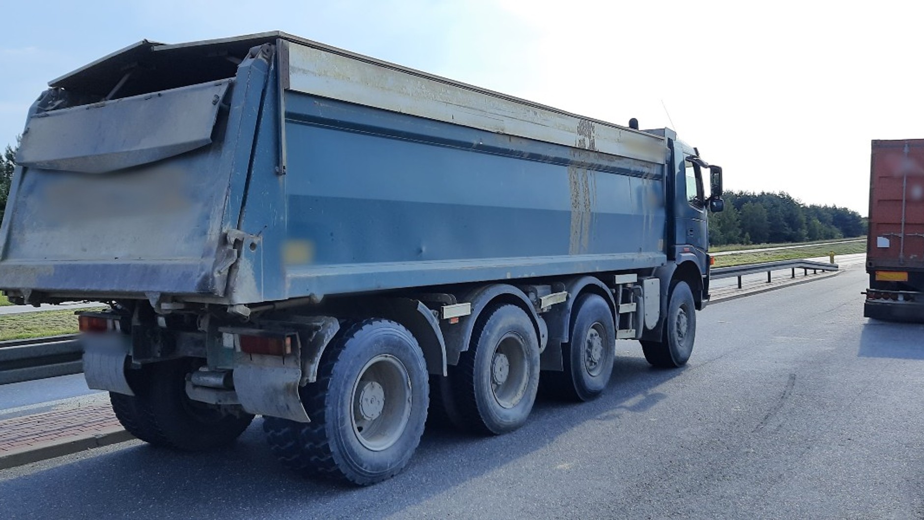 4-osiowa wywrotka zamiast dopuszczalnych 34 ton ważyła niemal 13 ton więcej