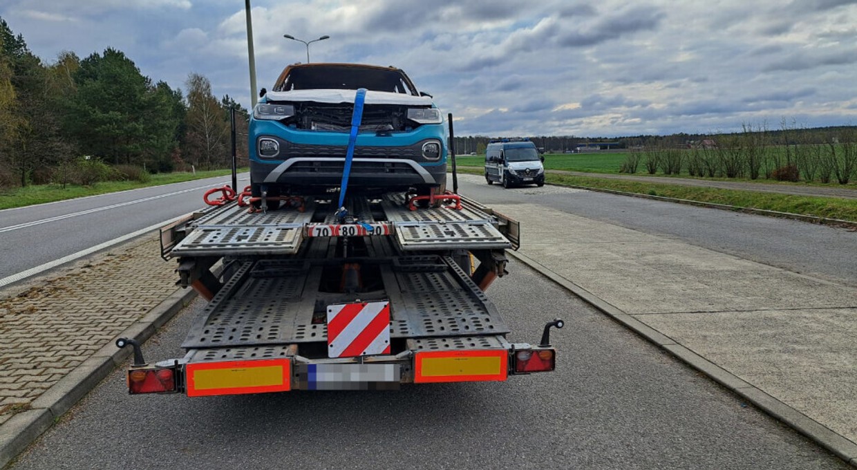 Inspekcja Transportu Drogowego zatrzymała kierowcę lawety. Przewożone auto potraktowano jako odpad