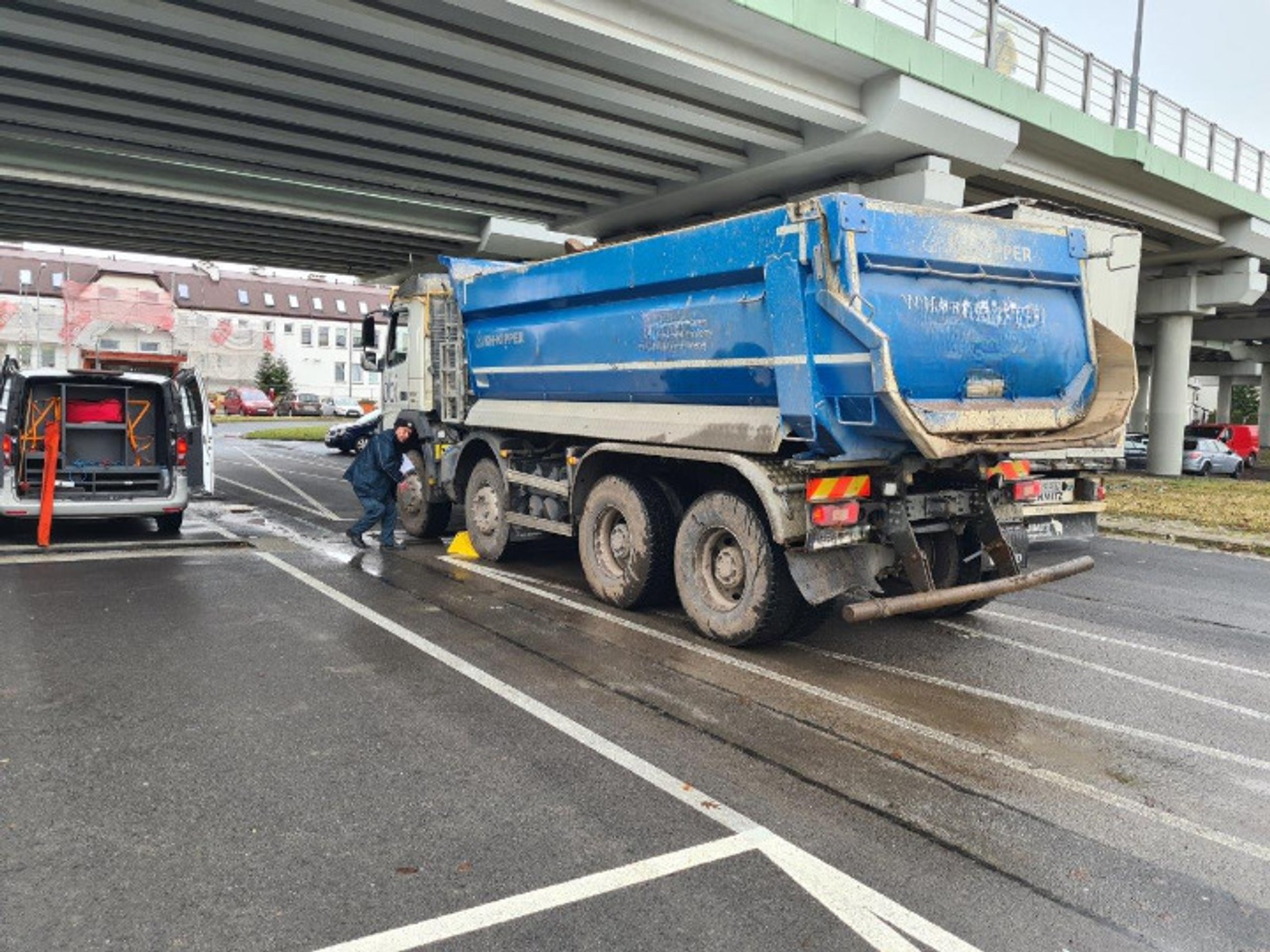 W kontrolowanej ciężarówce patrol Inspekcji Transportu Drogowego (ITD) wykrył szereg zaniedbań
