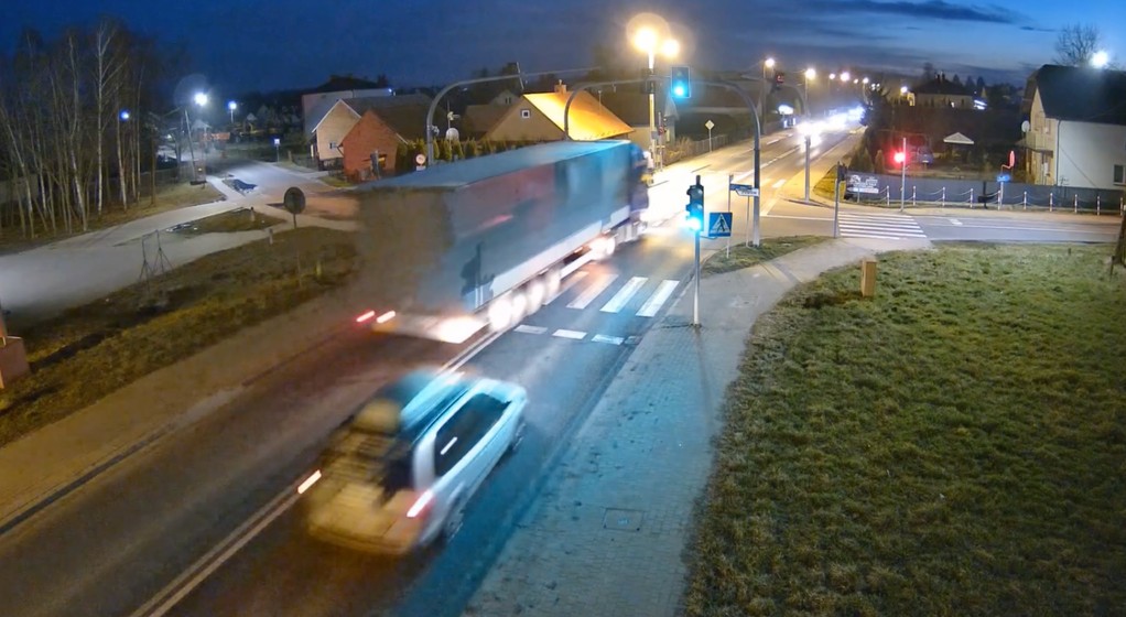 Kierowca ciężarówki wyprzedził na skrzyżowaniu