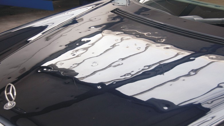 Auto po gradobiciu: kilkadziesiąt wgnieceń na jednym elemencie