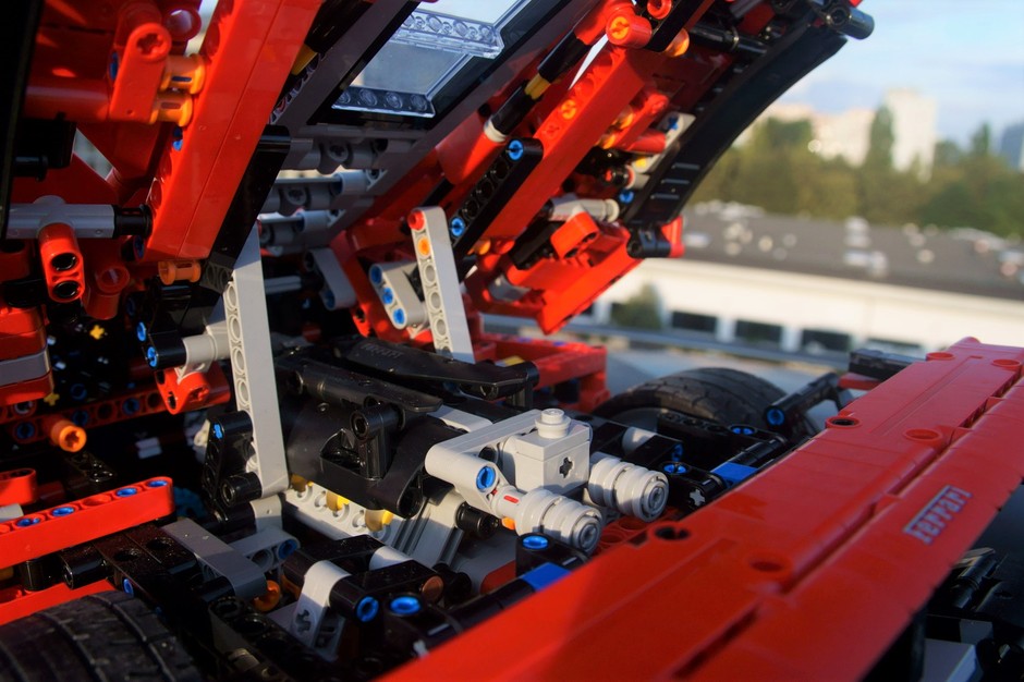 Ferrari Daytona SP3 w skali 1:8 z klocków LEGO