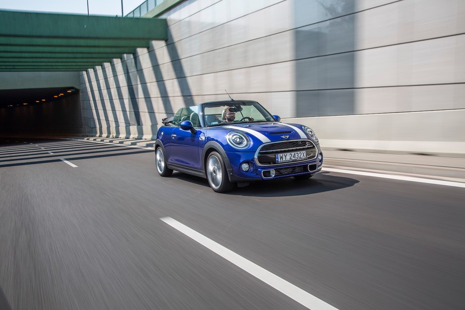 MINI Cabrio to idealny wybór dla tych, którzy lubią wiatr we włosach i nie chcą jeździć do serwisu