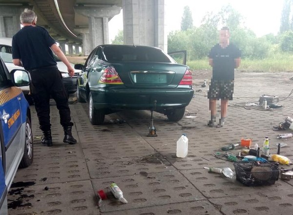 Warsztat blacharsko-lakierniczy "pod chmurką", a właściwie pod mostem