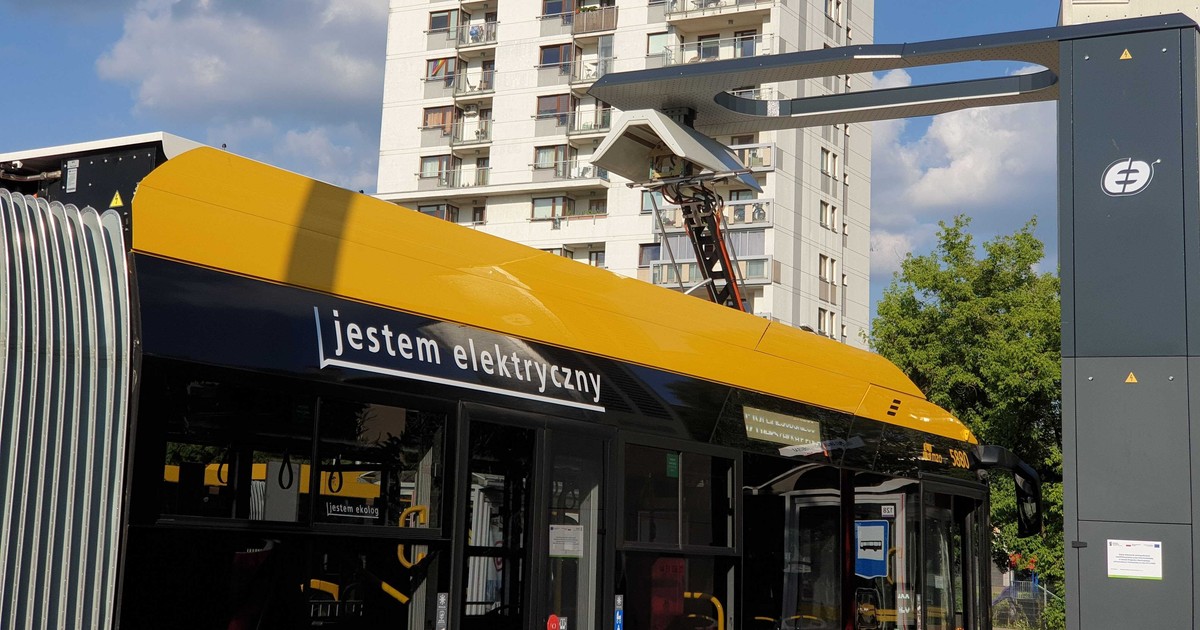 Ładowanie autobusu miejskiego