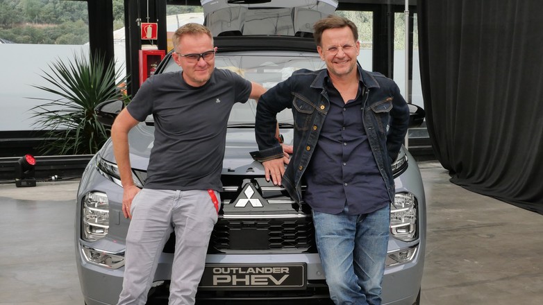 Prezentacja MItsubishi Outlandera w wersji Plug-in. Auto oglądałem wspólnie z Bartłomiejem Topą – właścicielem mniejszej połowy wsi Adamczycha, aspirującym do miana najsłynniejszego Jana Pawła w historii Polski