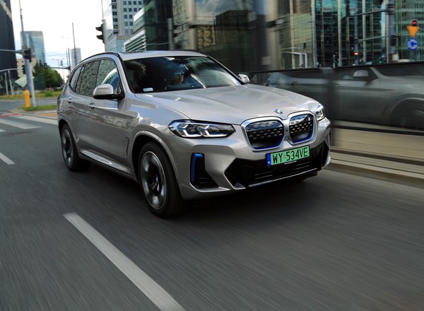 Wolniej jedziesz, szybciej dojedziesz. Tak się jeździ takim elektrykiem, jak BMW iX3