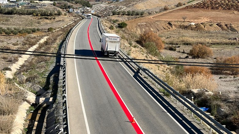 Czerwona linia na drodze