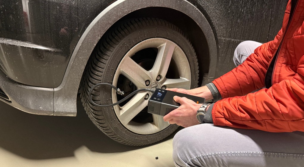 Osram 100Ti – ten kompresor akumulatorowy ma funkcję boostera. Albo odwrotnie: ten powerbank rozruchowy (booster) potrafi też pompować koła