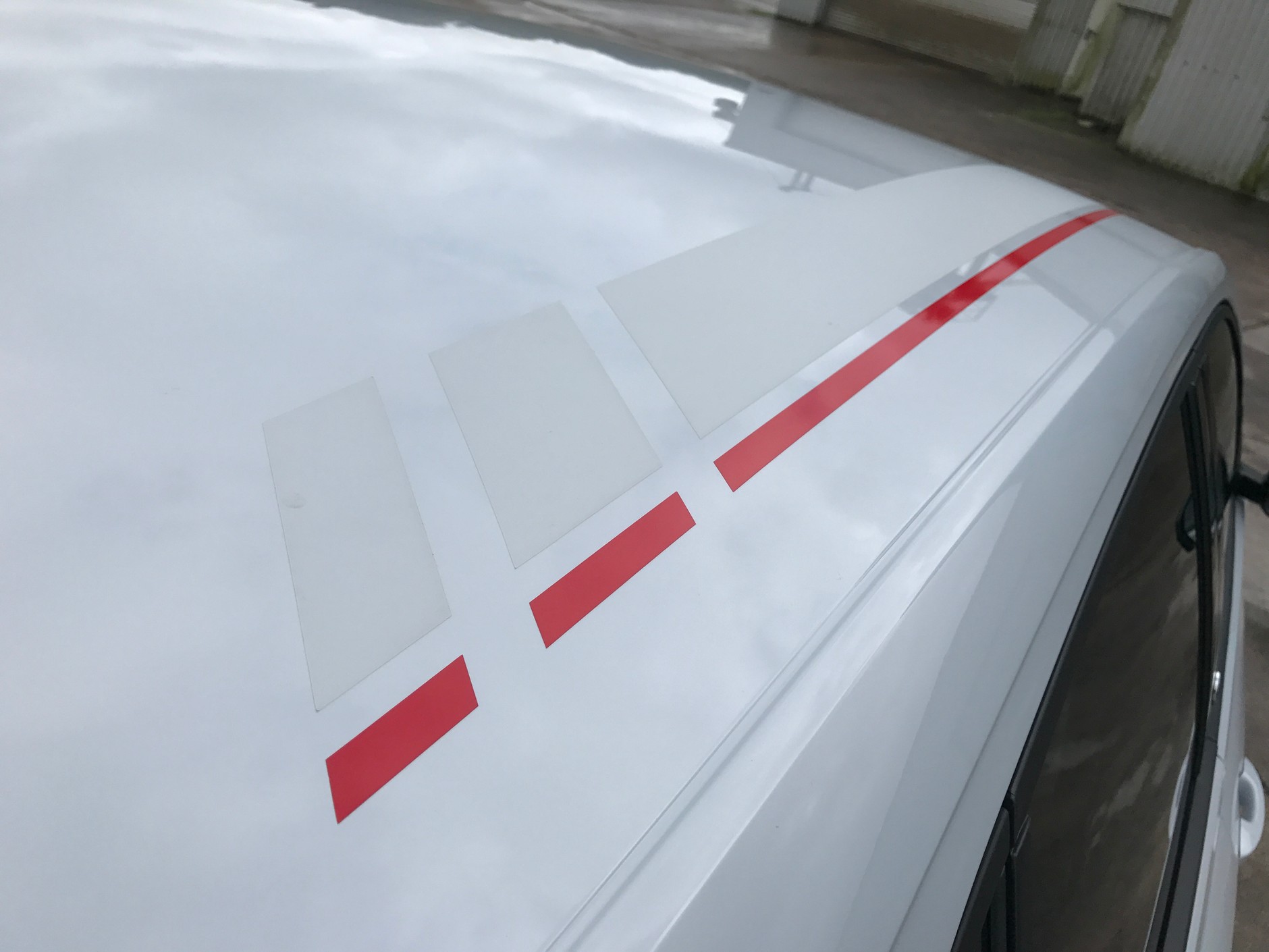 Naklejki to opcja. Ale VW ostrzega o możliwości szybkiego zużycia. Nowy VW Polo