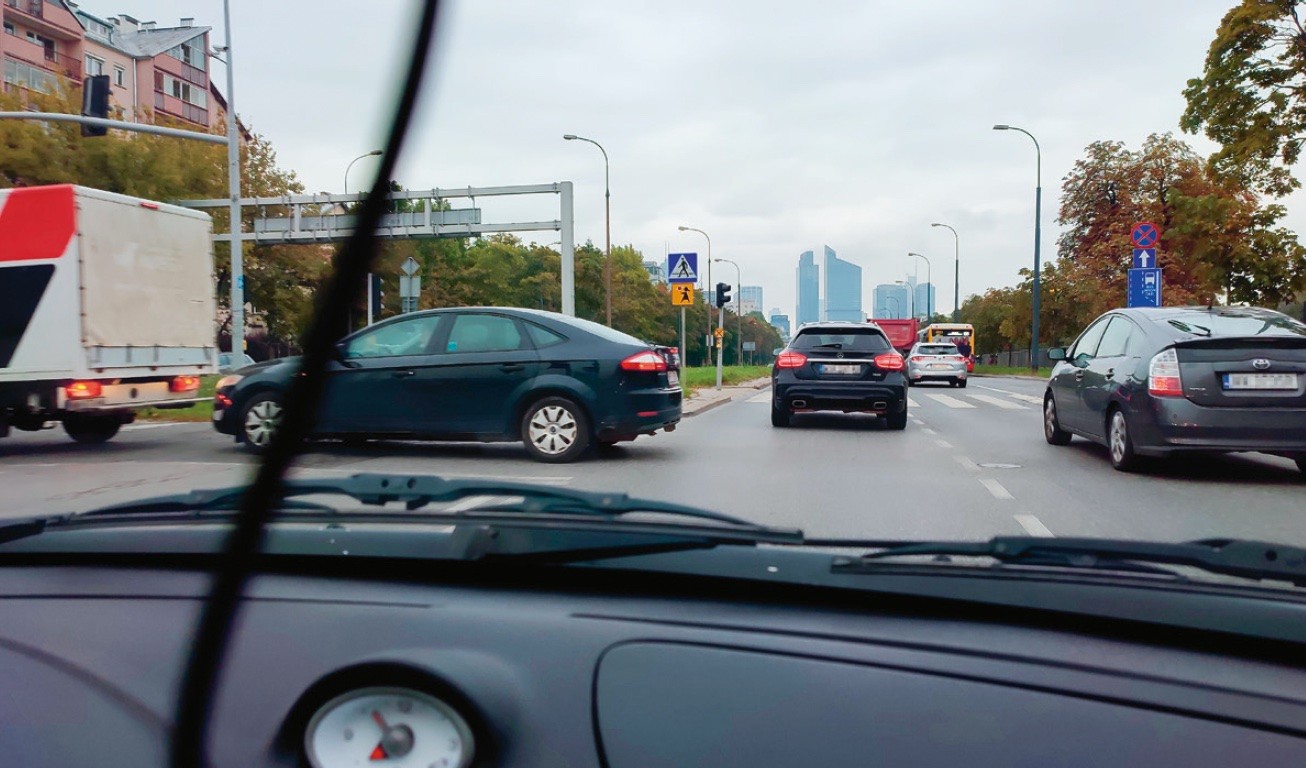 Kierowca auta z lewej strony nie za bardzo miał miejsce na kontynuowanie jazdy, ale pomimo to wjechał na skrzyżowanie. Mamy problem, ponieważ bezpieczne ominięcie tego samochodu wiąże się z koniecznością skorzystania z pasa sąsiedniego. Nie trąb – to nic nie da, a jedynie podniesie ciśnienie!