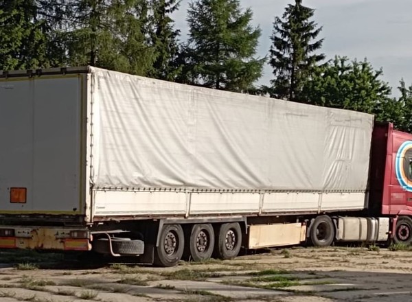 Jechał wężykiem, ale policjanci oniemieli, dopiero gdy otworzył drzwi szoferki