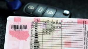 Zapanował boom na nowy kod w prawie jazdy. Ci, co mają kat. B, płacą 200 zł, nie robią kursu i dostają nowe uprawnienia