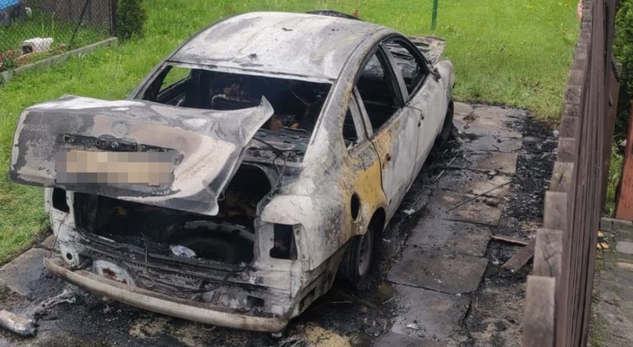 Najpierw spaliła chłopakowi auto, a później próbowała go zabić