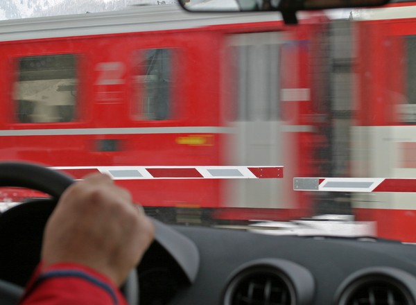 Koniec z trąbieniem na wybranych przejazdach kolejowych - nowe przepisy w drodze