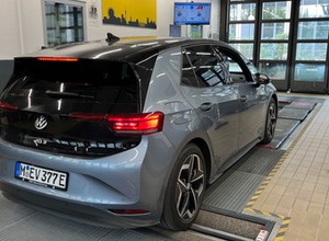 Przejechali elektrykiem ponad 160 tys. km. Wszystkich interesował stan akumulatora po okresie gwarancji