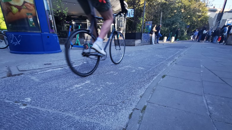 Pasy znikają podczas remontów, bywają też zdzierane z nawierzchni