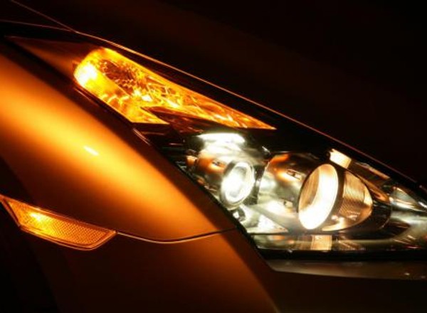 Dlaczego lampy słabo świecą? Czyli czas na regenerację reflektorów