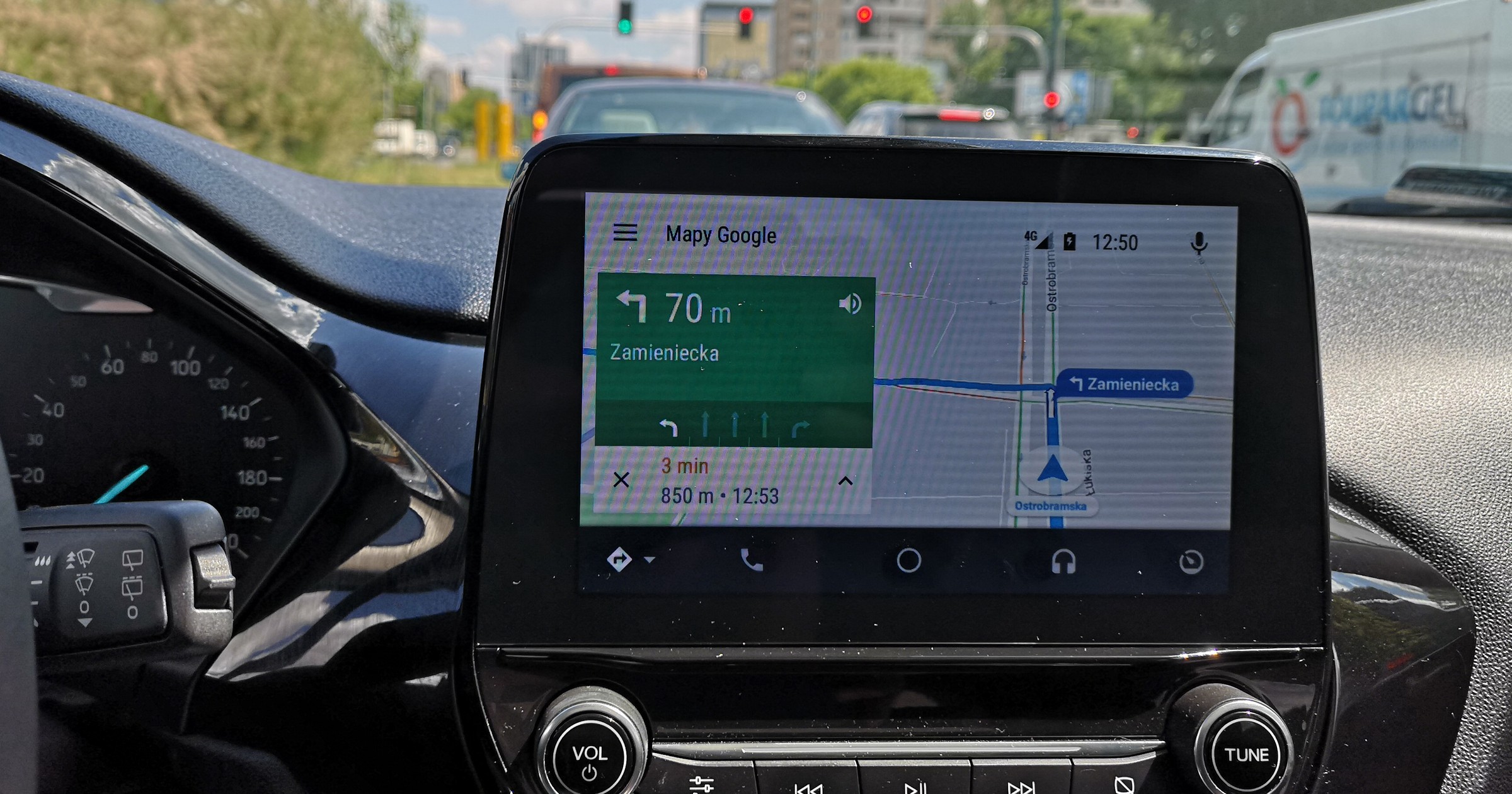 Aplikacja Google Maps wyświetlana w widoku Android Auto