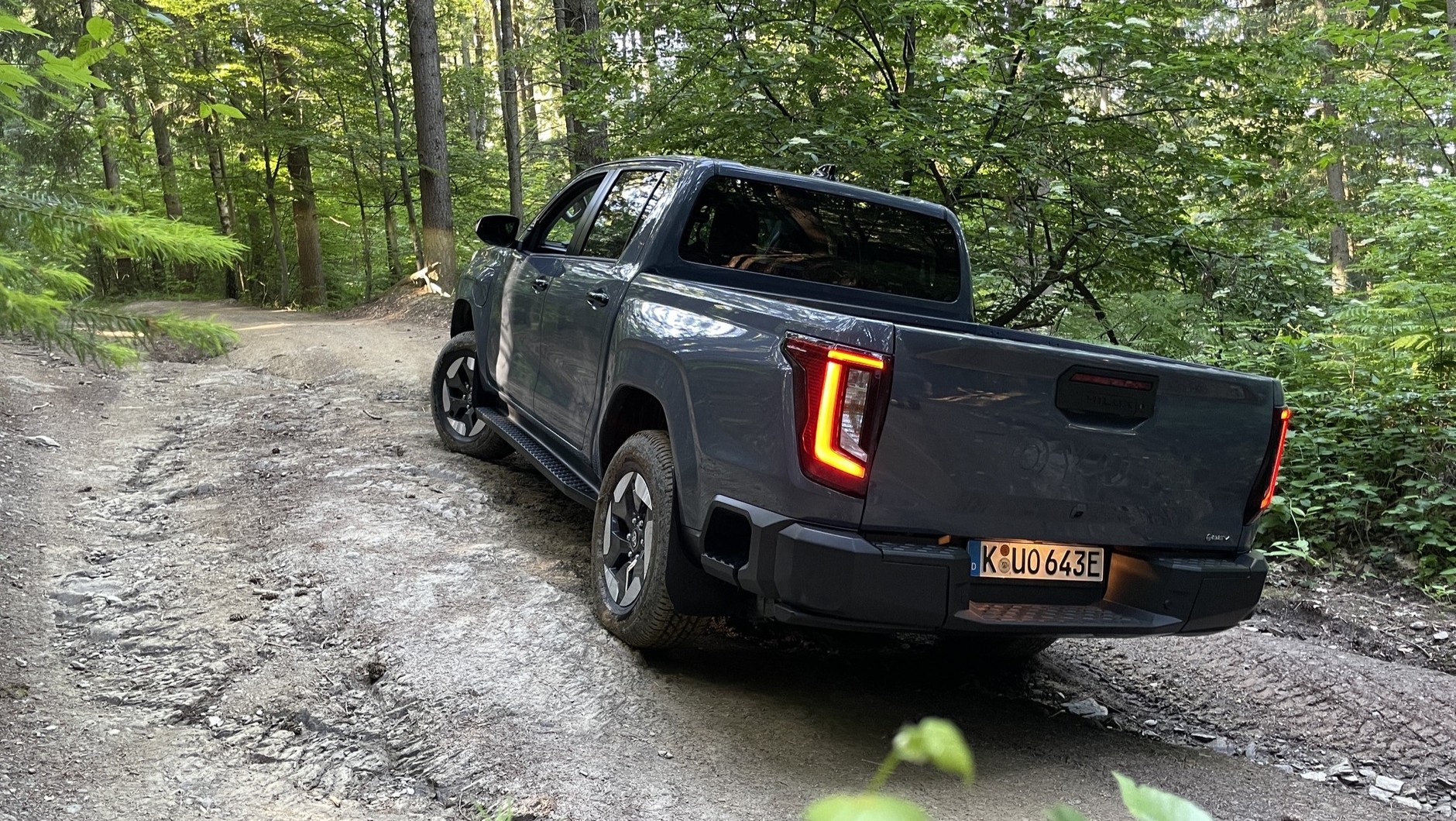 Elektryczna Toyota Hilux ma inną konstrukcję zawieszenia z tyłu