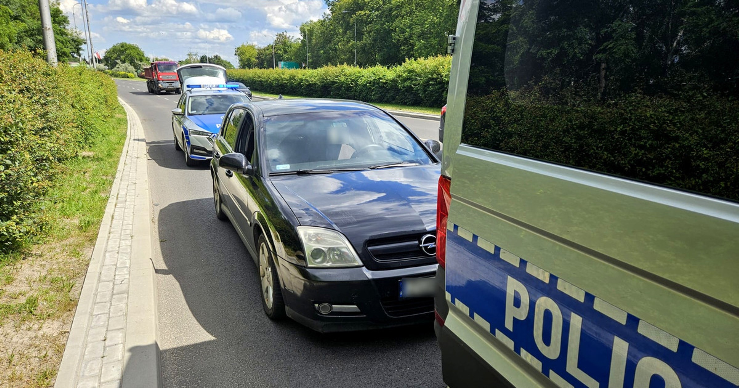 Obraz pochodzący z serwisu https://piotrkow-trybunalski.policja.gov.pl/ep/informacje/97356,Odpowiednia-reakcja-policjanta-pozwolila-na-zatrzymanie-nietrzezwego-kierowcy.html