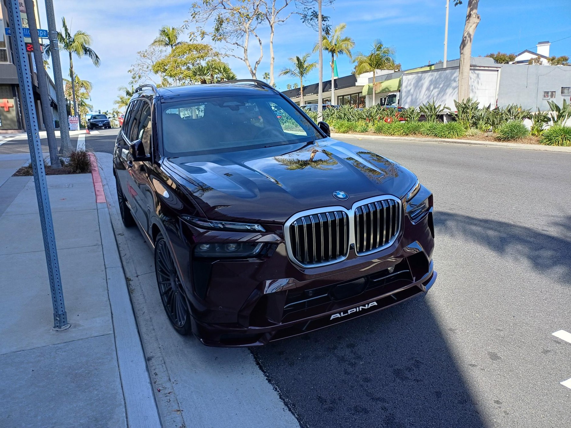 Tesla Cybertruck i inne auta w Kalifornii