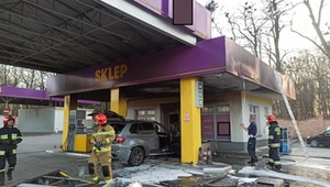 SUV staranował stację benzynową w Tarnowie. Doszło do pożaru