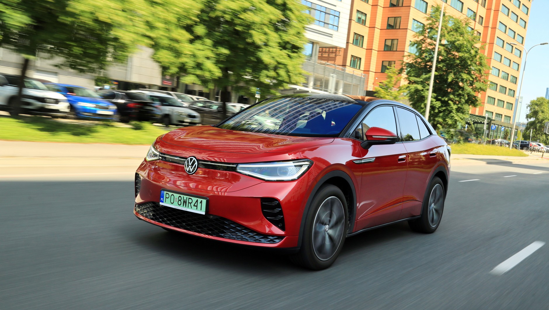 Volkswagen ID.5 GTX z mocą niemal 300-koni oferuje nie tylko świetne przyspieszenie, ale także zapewnia wygodne podróżowanie.