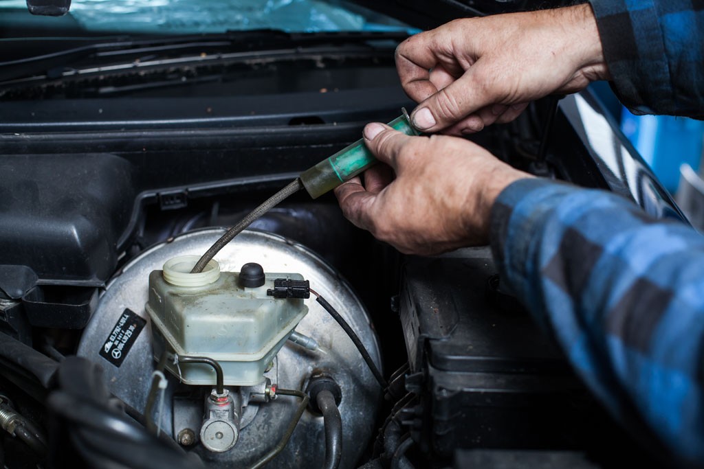 Jakość płynu można ocenić, badając specjalnym próbnikiem jego temperaturę wrzenia lub stopień zawodnienia