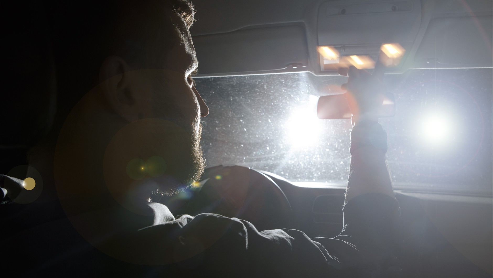 Automatyczne, adaptacyjne światła mogą oślepiać jadących z przeciwka i świecić innym kierowcom w lusterka.