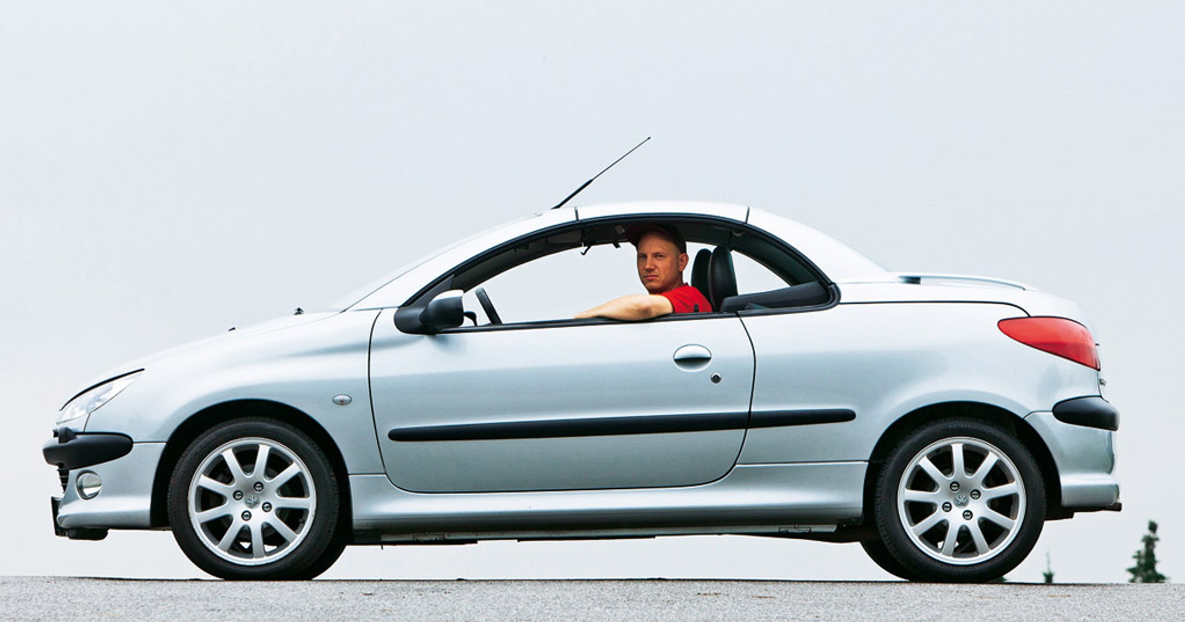 Peugeot 206 CC: dobrze się składa mimo upływu lat?