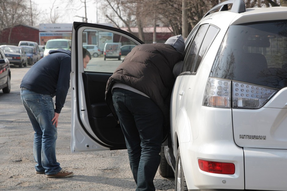 Nowy sposób kradzieży aut. Nie daj się złapać ,,na butelkę”