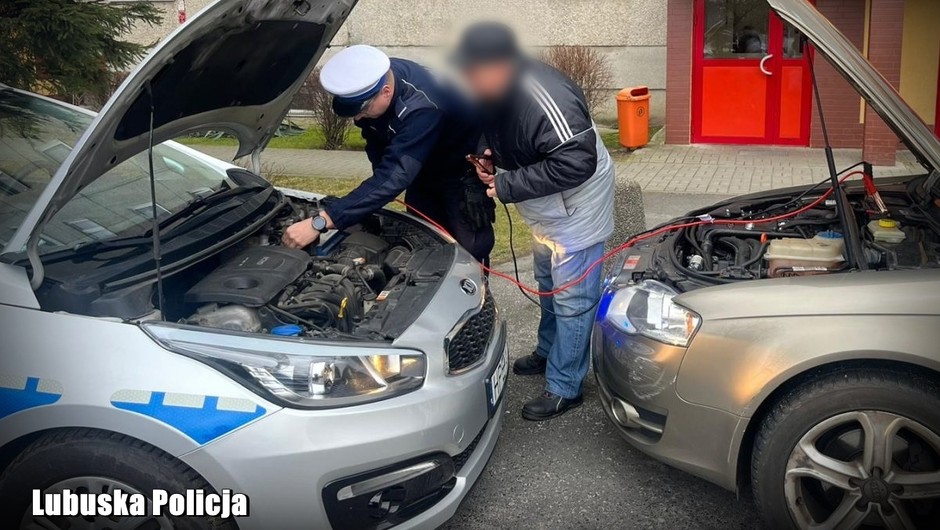 Policjanci pomogli starszemu mężczyźnie uruchomić samochód