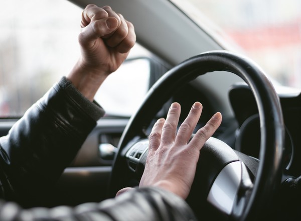 Najpierw uszkodził obce auto, a potem wsiadł do niego i zaczął trąbić