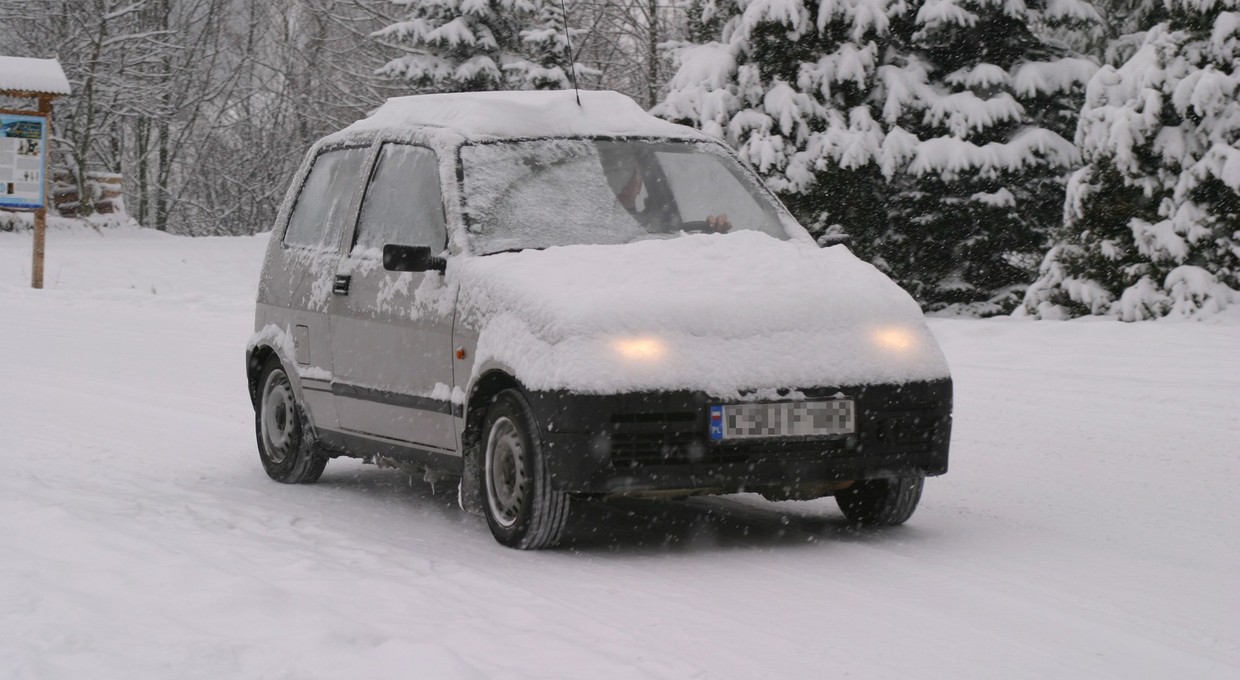 Jazda nieodśnieżonym autem i inne zimowe wykroczenia. Co za nie grozi?