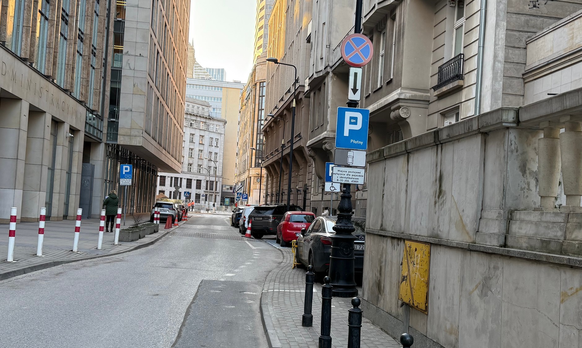 Niby koniec zakazu zatrzymywania się i parking, a jednak nie wolno zatrzymywać się. Kto się wczyta w napisy, ten się zorientuje