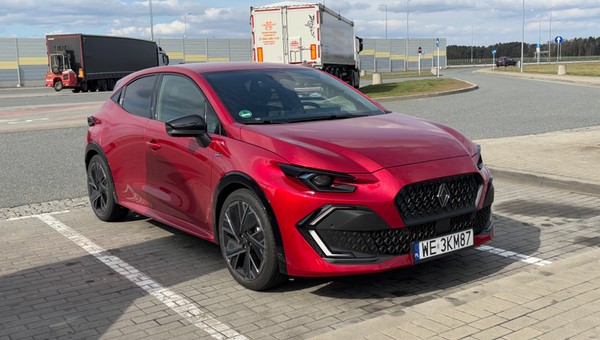 Hybrydowe Renault Clio na autostradzie