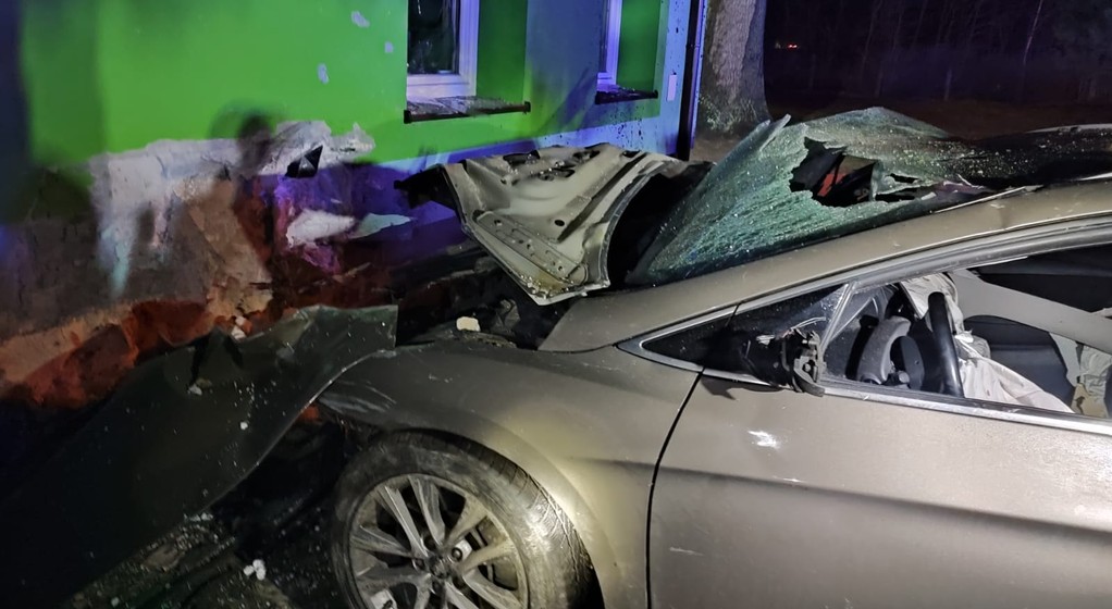 Pijany kierowca wjechał w budynek szkoły