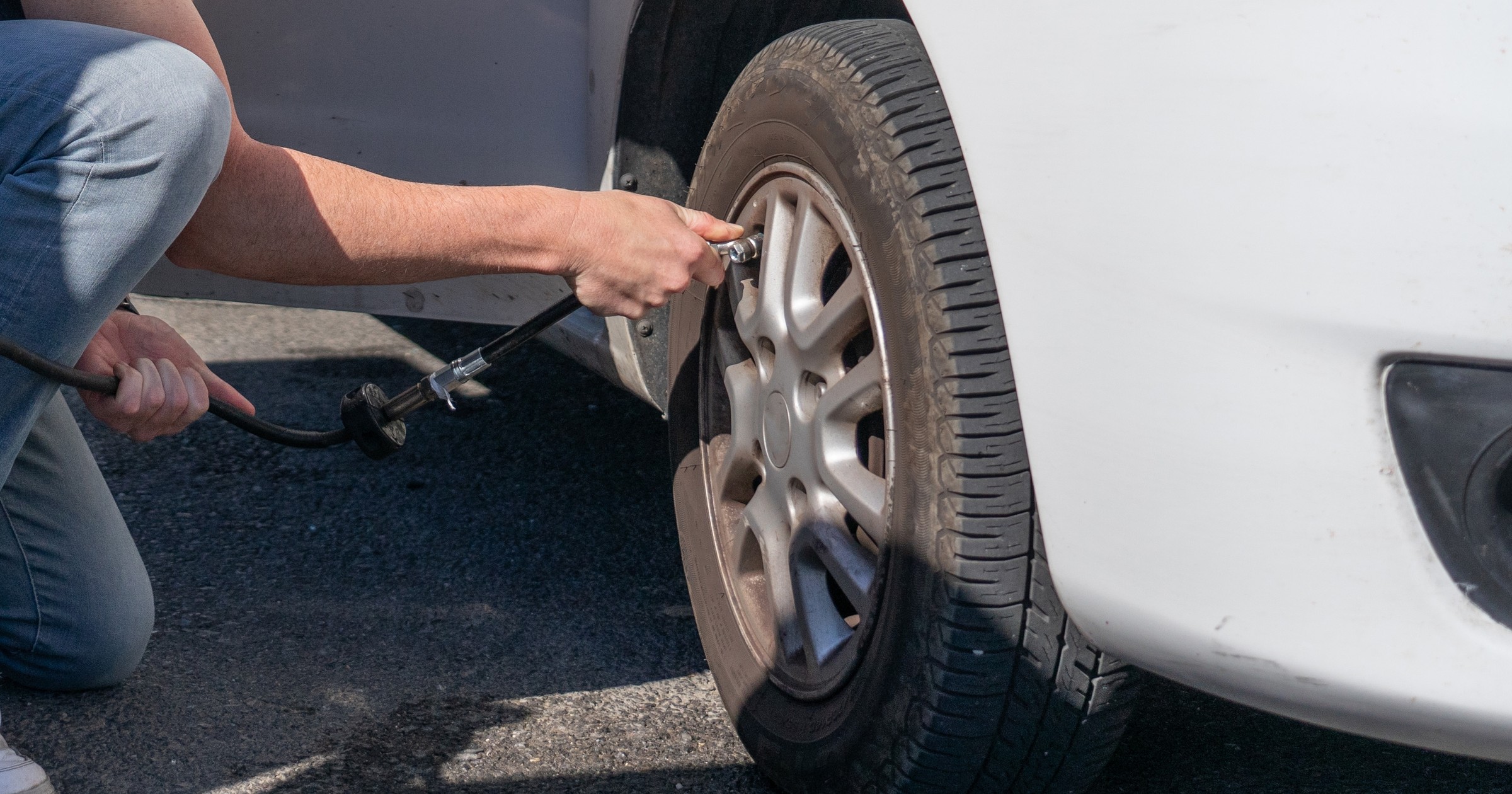 Warto zadbać o odpowiednie ciśnienie w oponach (zdj. ilustracyjne)