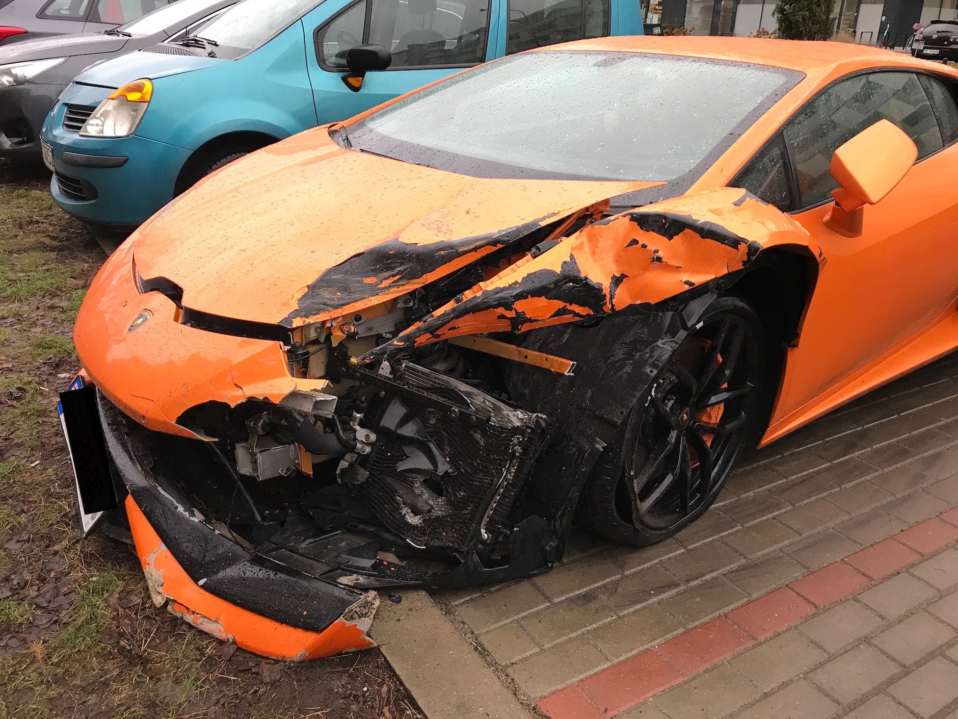 Kierowca Lamborghini uciekł z miejsca zdarzenia