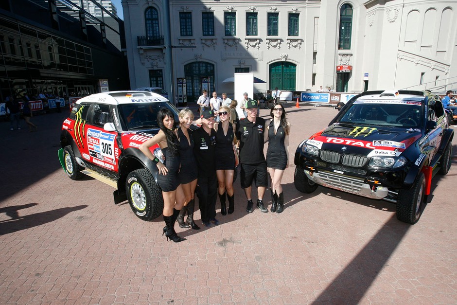 Rajd Dakar 2011: Hołowczyc na konferencji zespołu X-raid (Fot. Rallyworld©Willy Weyens)
