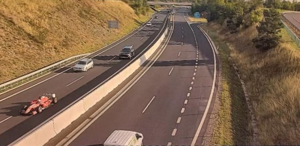Bolid GP2 na autostradzie D4 w Czechach